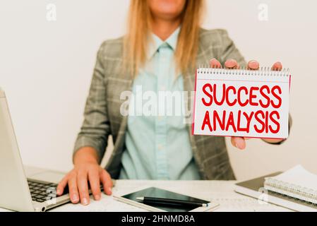 Segno che mostra l'analisi di successo, foto concettuale che crea il grafico per determinare l'aumento delle vendite o dei profitti Consulente finanziario che dà i suggerimenti di risparmio di denaro Foto Stock