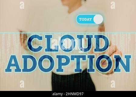 Testo della calligrafia adozione cloud, business mostra la mossa strategica da parte delle organizzazioni di ridurre i costi e il rischio Lady Holding Tablet premere su Virtual B Foto Stock