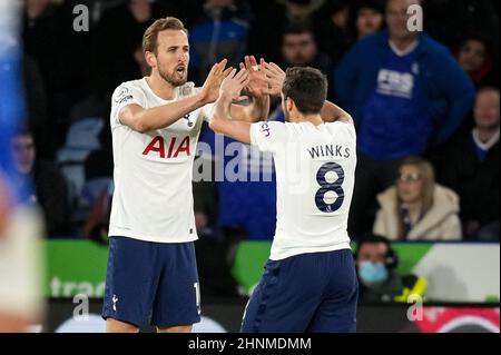 Leicester, Regno Unito. 19th Jan 2022. Harry Kane of Spurs celebra il suo obiettivo con Harry Winks of Spurs durante la partita della Premier League tra Leicester City e Tottenham Hotspur al King Power Stadium di Leicester, Inghilterra, il 19 gennaio 2022. Foto di Andy Rowland. Credit: Prime Media Images/Alamy Live News Foto Stock