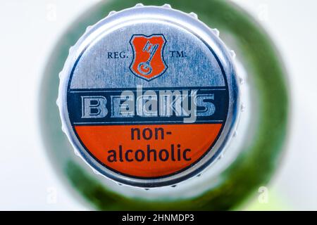 Calgary, Alberta, Canada. 2 novembre 2021. Un primo piano di una bottiglia di birra analcolica Beck's. Foto Stock