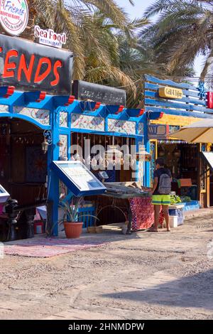 Passeggiata principale con negozi e ristoranti, vita quotidiana di una piccola cittadina esotica sul Mar Rosso, Dahab, Egitto Foto Stock