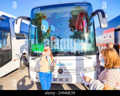 Antalya, Turchia - 20 maggio 2021: Coral Bus di viaggio in attesa dei turisti Foto Stock