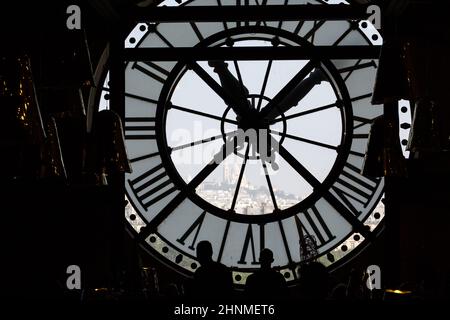 Il Sacre Coeur visto attraverso una finestra del museo d'Orsay a Parigi Foto Stock