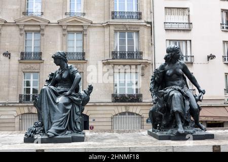 Parigi - Le statue di sei continets davanti al museo Orsay Foto Stock