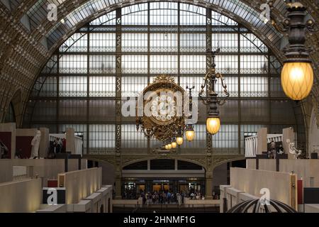 Orologio d'oro del museo D'Orsay a Parigi, Francia. Il Musee d'Orsay ospita  la più grande collezione di dipinti impressionisti e post-impressionisti  del mondo Foto stock - Alamy