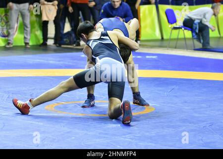 Orenburg, Russia - 15-16 marzo 2017: Ragazzo gareggia in wrestling sportivo Foto Stock