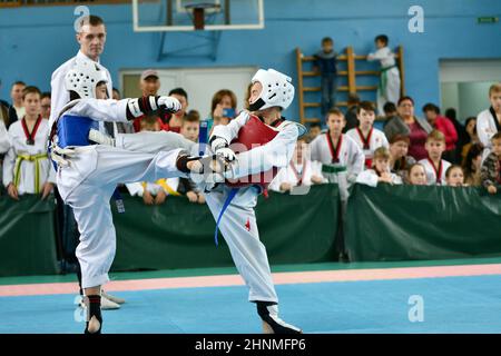 Orenburg, Russia - 19 ottobre 2019: Ragazzo gareggia in taekwondo - arti marziali coreane Foto Stock