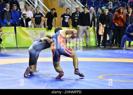Orenburg, Russia - 15-16 marzo 2017: Ragazzo gareggia in wrestling sportivo Foto Stock