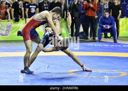 Orenburg, Russia - 15-16 marzo 2017: Ragazzo gareggia in wrestling sportivo Foto Stock
