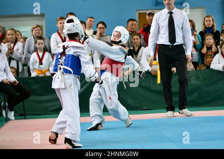 Orenburg, Russia - 19 ottobre 2019: Ragazzo gareggia in taekwondo - arti marziali coreane Foto Stock