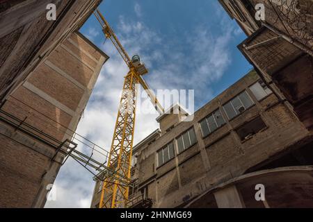 Conversione e restauro di un vecchio cartificio in appartamenti Foto Stock