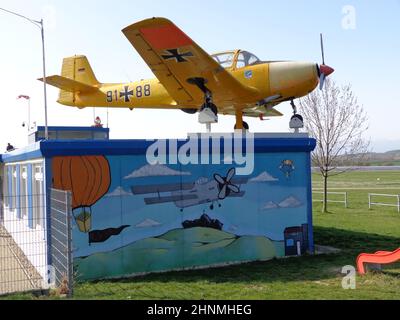 Ballenstedt Airfield edificio funzionale con velivoli sul tetto e quadri d'arte sul muro Foto Stock
