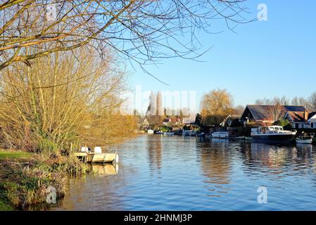 Il lungofiume di Shepperton su un giorno freddo e soleggiato degli inverni Surrey Inghilterra Regno Unito Foto Stock