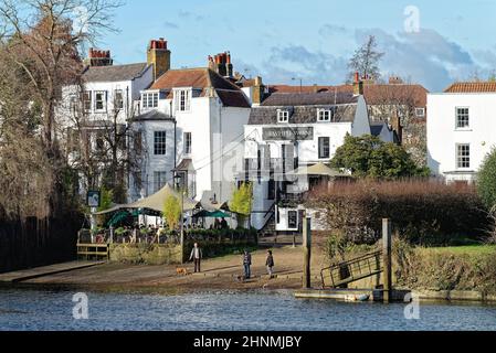 Il pub White Swan accanto al Tamigi a Twickenham, nella zona sud-occidentale di Londra di Richmond sul Tamigi Inghilterra Foto Stock