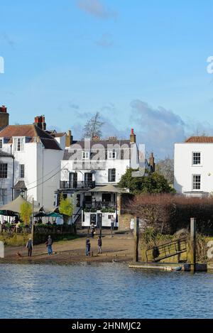 Il pub White Swan accanto al Tamigi a Twickenham, nella zona sud-occidentale di Londra di Richmond sul Tamigi Inghilterra Foto Stock