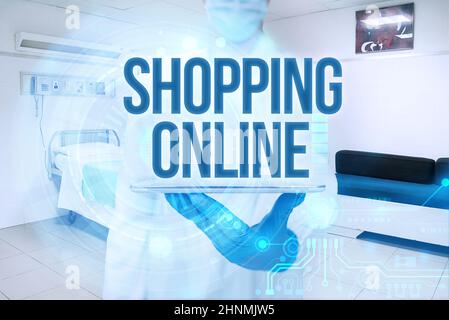 Scrittura a mano testo Shopping Online, Business idea di acquisto si desidera attraverso il sito internet poi consegnare Donna vestito scrittura su schermo tenendo Tablet S Foto Stock