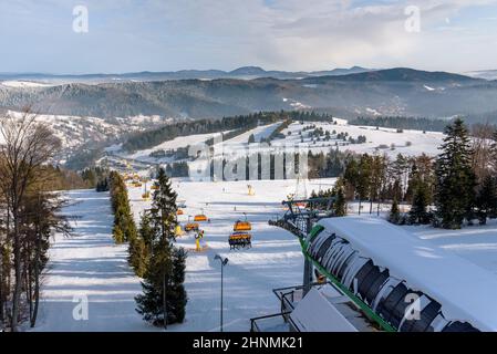 Moderna seggiovia su una pista da sci a Krynica Zdroj Foto Stock