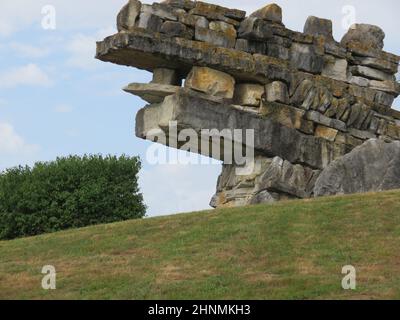 bella parete in pietra a forma di drago che esce dalla terra Foto Stock