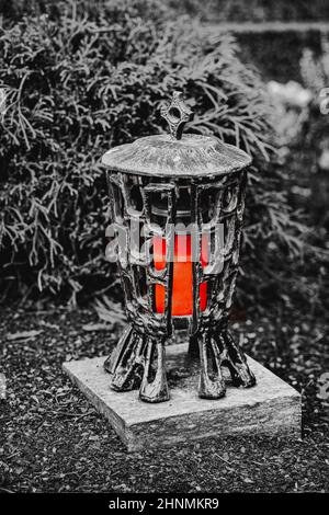 Vecchia lanterna grave danneggiata su una lapide Foto Stock