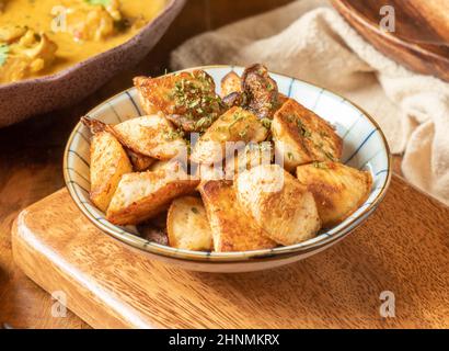 Funghi fritti con spezie miste in un piatto su sfondo di legno vista dall'alto Foto Stock