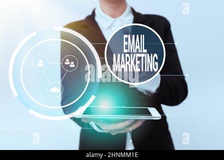 Visualizzazione concettuale Email Marketing, Word per l'invio di un messaggio commerciale ad un gruppo di mostrare utilizzando mail Woman in Uniform Holding Mobile Phone Showi Foto Stock