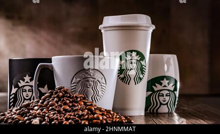 Composizione con tazze di caffè Starbucks Foto Stock