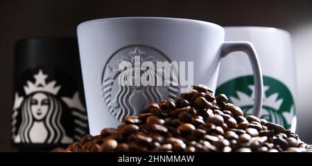 Composizione con tazze di caffè Starbucks Foto Stock