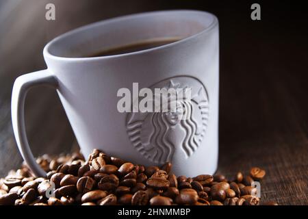 Composizione con una tazza di caffè Starbucks Foto Stock