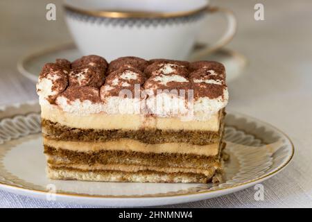 Tiramisù su un piatto con caffè Foto Stock