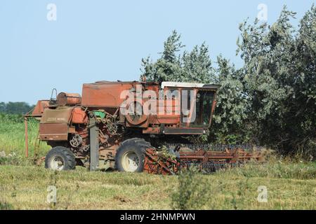 Vecchio arrugginito mietitrebbia. Foto Stock