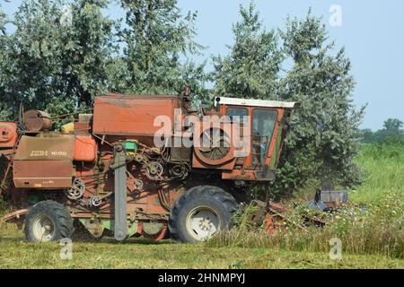 Vecchio arrugginito mietitrebbia. Foto Stock