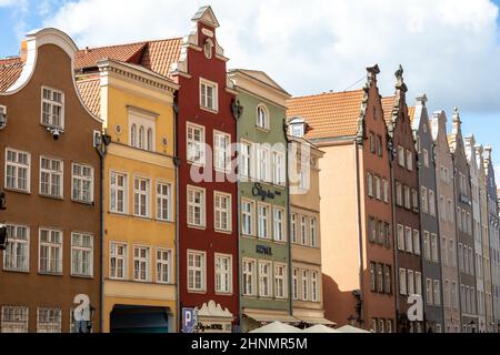 Facciate colorate di case in affito storico nella città vecchia in Danzica Foto Stock