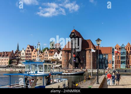 Città vecchia di Danzica - edifici storici sulle rive del fiume Motlawa Foto Stock