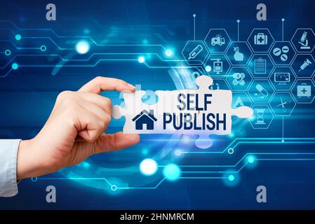 Testo che mostra l'ispirazione Self Publish, Business Showcase writer pubblicare pezzo di un lavoro indipendente a proprie spese mano che tiene Jigsaw Puzzle Pie Foto Stock