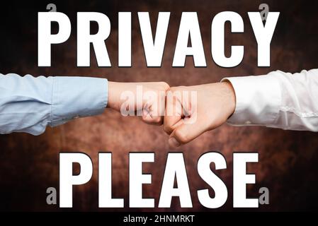 Text caption Presenting Privacy Please, Business Concept chiedere a qualcuno di rispettare il tuo spazio personale lasciare da solo due professionale Corpo ben vestito Foto Stock