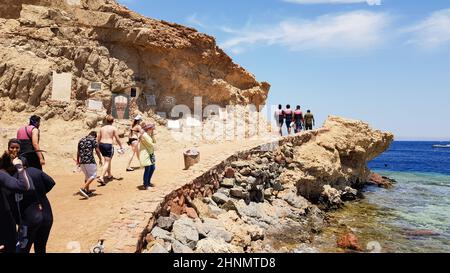 Egitto, Dahab - 17 ottobre 2019: Il Blue Hole è un popolare punto di immersione nel Sinai orientale. Sunny Beach Resort sul Mar Rosso a Dahab. Una famosa destinazione turistica vicino a Sharm el Sheikh. Luce del sole brillante Foto Stock