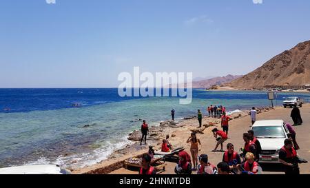 Egitto, Dahab - 17 ottobre 2019: Il Blue Hole è un popolare punto di immersione nel Sinai orientale. Sunny Beach Resort sul Mar Rosso a Dahab. Una famosa destinazione turistica vicino a Sharm el Sheikh. Luce del sole brillante Foto Stock