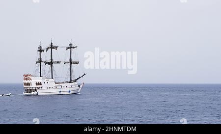 Egitto, Sharm El Sheikh - 20 settembre 2019: Nave da crociera turistica con turisti nel Mar Rosso. Paesaggio del Mar Rosso. Gli yacht bianchi attendono i turisti nelle acque azzurre dell'Egitto. Foto Stock