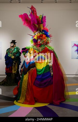 Collezioni della scultura di Daniel Lismore al suo Be Yourself, tutti gli altri sono già esposti all'Herbert Art Gallery and Museum di Coventry. La mostra espone oltre cinquanta sculture a grandezza naturale di Daniel Lismore (64), ognuna realizzata dalla sua collezione personale di oltre 7.000 curiosità e esposta accanto al suo archivio personale di fotografia, film e oggetti trovati. Le sue opere sono esposte per la prima volta e riflettono la sua identità multidimensionale - temi platform di espressione personale e di autoconservazione. La mostra è aperta al pubblico dal 18 febbraio Foto Stock