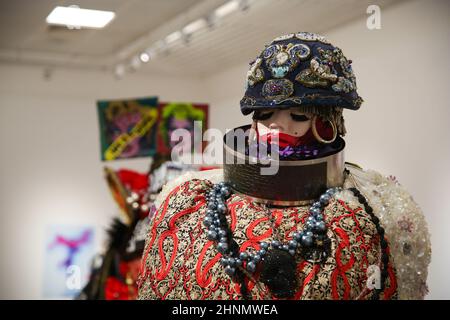 Una collezione della scultura di Daniel Lismore al suo Be Yourself, tutti gli altri sono già esposti all'Herbert Art Gallery and Museum di Coventry. La mostra espone oltre cinquanta sculture a grandezza naturale di Daniel Lismore (64), ognuna realizzata dalla sua collezione personale di oltre 7.000 curiosità e esposta accanto al suo archivio personale di fotografia, film e oggetti trovati. Le sue opere sono esposte per la prima volta e riflettono la sua identità multidimensionale - temi platform di espressione personale e di autoconservazione. La mostra è aperta al pubblico dal 18 febbraio Foto Stock