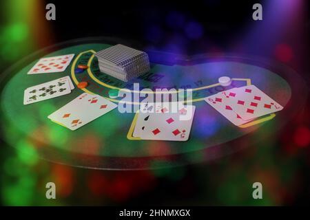 Giochi da casinò con tavolo colorato Bokeh Blackjack Foto Stock