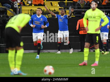 Dortmund, Germania. 17th Feb 2022. Calcio, Europa League, round knockout, round intermedio, prima gamba, Borussia Dortmund - Glasgow Rangers, Signal Iduna Park: L'attaccante di Glasgow Alfredo Morelos (3rd da sinistra) festeggia dopo aver segnato il gol 0:2. Credit: Bernd Thissen/dpa/Alamy Live News Foto Stock