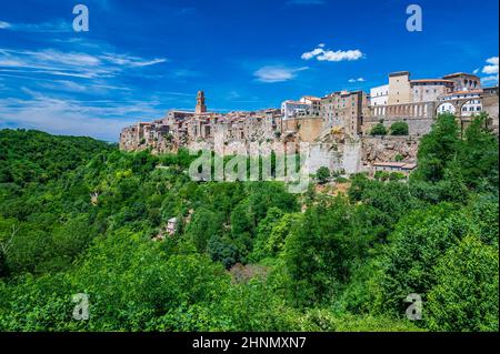 Antico borgo di Pitigliano nei pressi di Grosseto, noto anche come piccola Gerusalemme Foto Stock