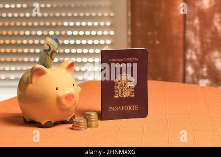 Trasparente salvadanaio pieno di monete Foto stock - Alamy