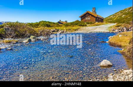 Fiume e cottage capanne Vavatn lago panorama paesaggio Hemsedal Norvegia. Foto Stock