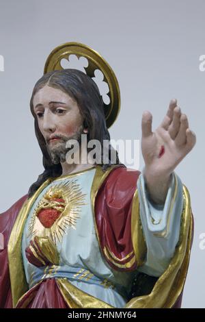 Cuore sacro di Gesù, statua nella chiesa di Assunzione della Vergine Maria a Brodsko Vinogorje, Croazia Foto Stock