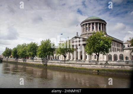 Four Courts edificio sul fiume Liffey a Dublino Irlanda Foto Stock