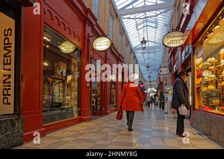 LIONE, FRANCIA, 15 febbraio 2022 : Negozi in Passage de l'argue, uno dei più antichi portici delle province francesi. Foto Stock