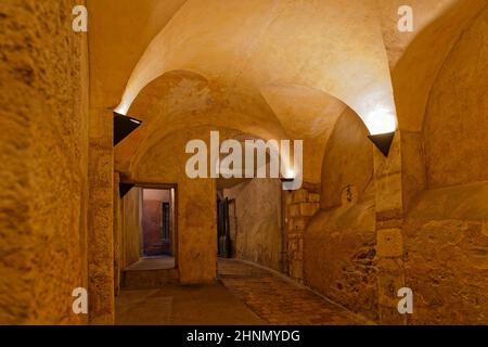 LIONE, FRANCIA, 16 febbraio 2022 : Corridoio del 'Longue Traboule nel quartiere Vieux-Lyon. Un traboule è un passaggio tradizionale attraverso le case b Foto Stock