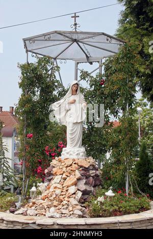 Madonna di Medjugorje, statua di fronte alla chiesa di Sant'Antonio di Padova a Bjelovar, Croazia Foto Stock